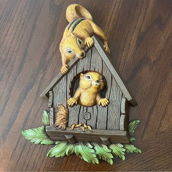 Vintage 1977 Homco Plastic Wall Hanging Two Squirrels/Chipmunks & Birdhouse - Picture 1 of 5